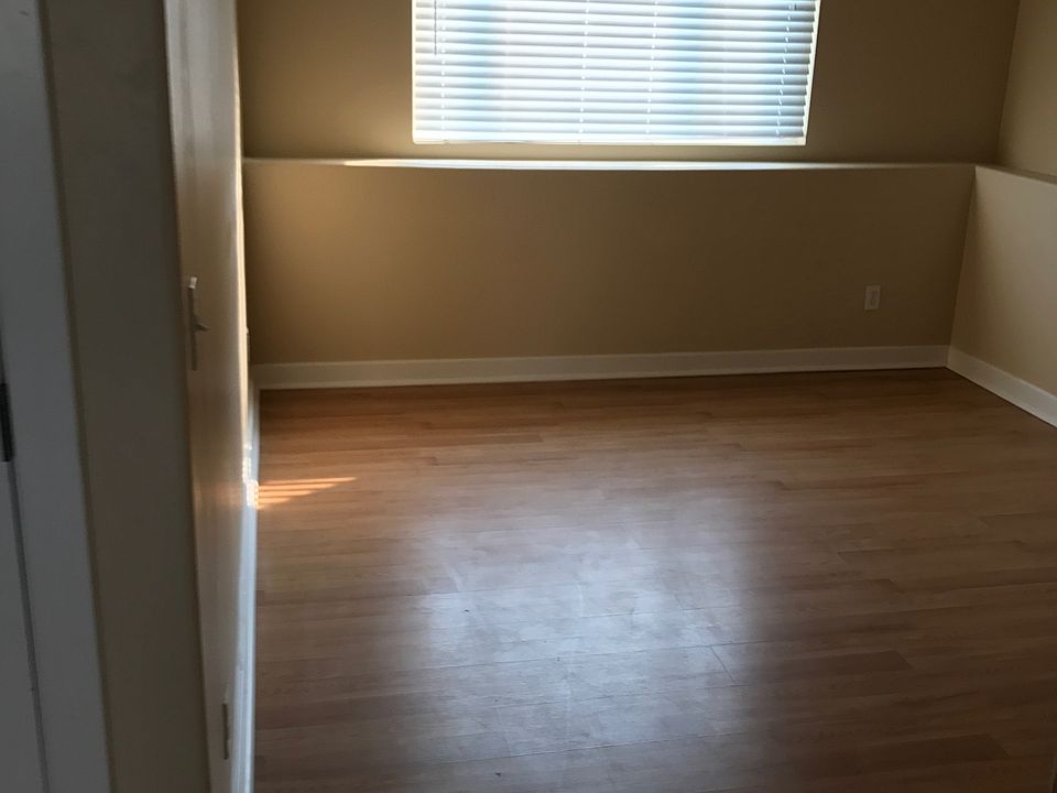 2nd image of 1124 W 40 S