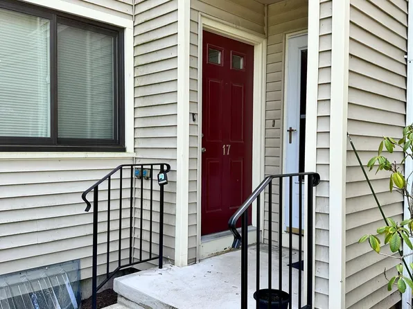 17 Lance Cir #17, Bridgeport, CT 06606