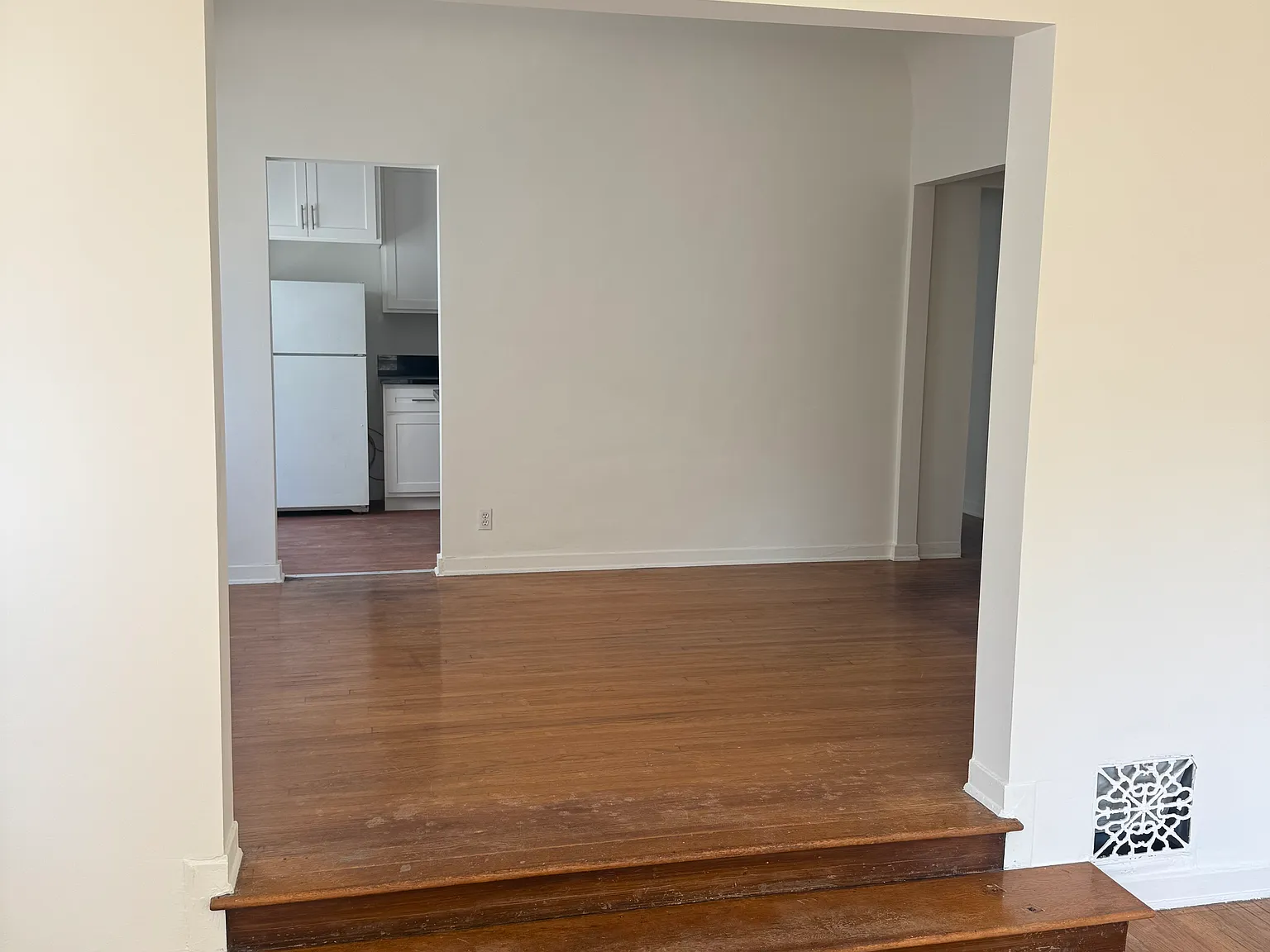 1852 S Sycamore Ave — Photo 2
