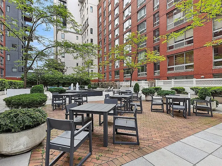 555 W 23rd St #S14F — Photo 11