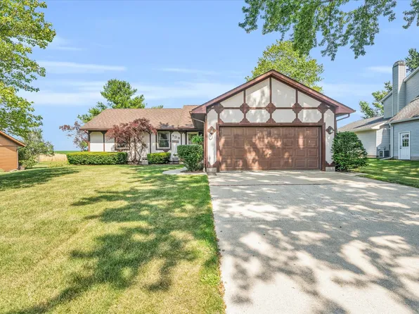 709 Prairie Lane Dr, Monticello, IL 61856