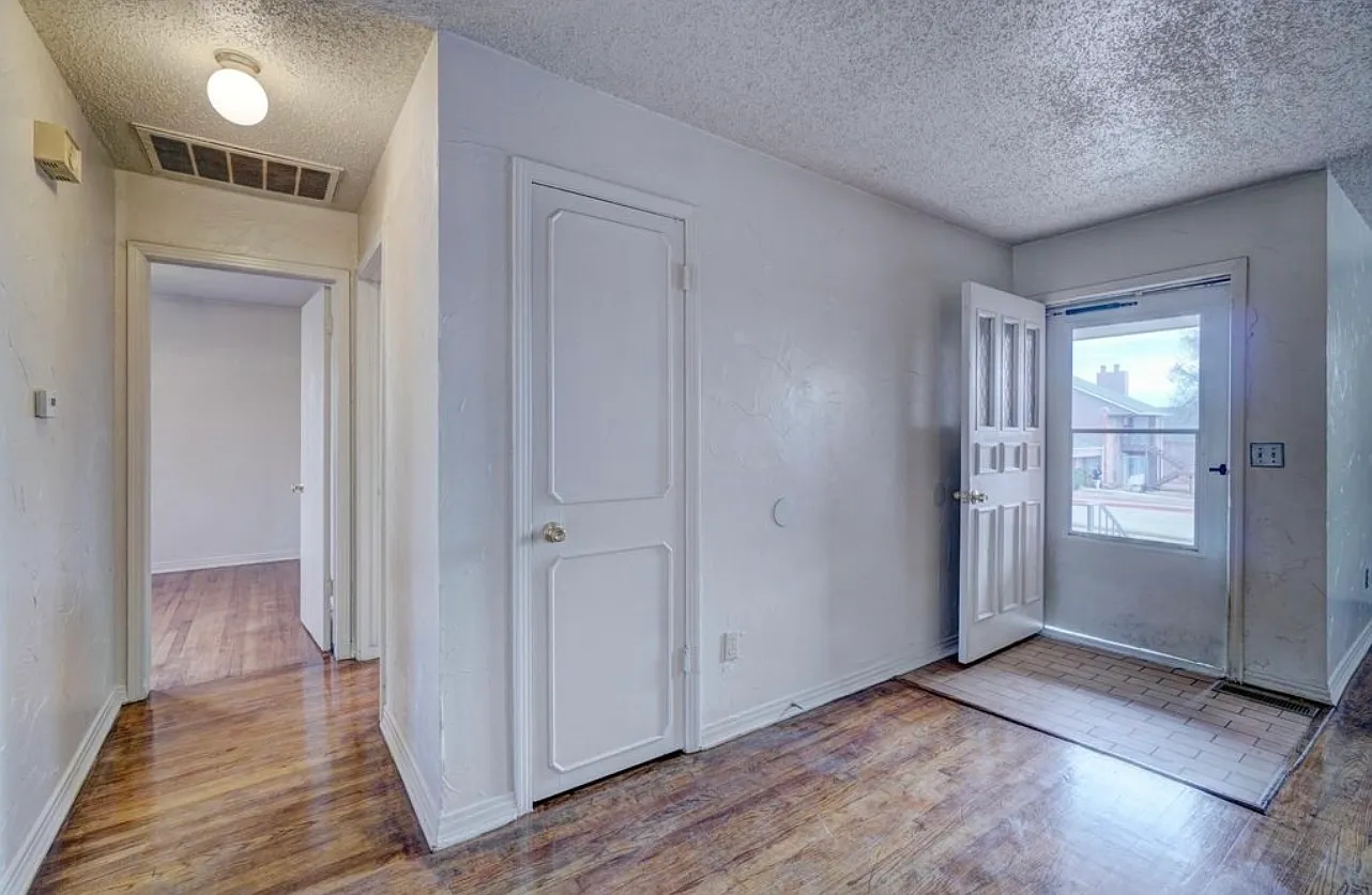2 bed, 1069 sqft, $1,095 — Photo 2