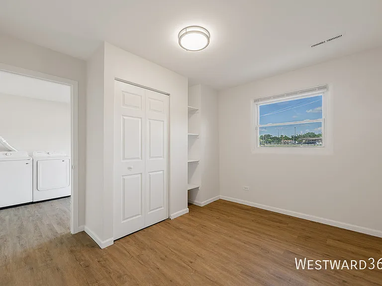 325 E Lake St — Photo 8