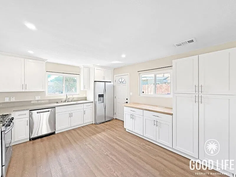 3 bed, 2.0 bath, 1062 sqft, $3,650 — Photo 3