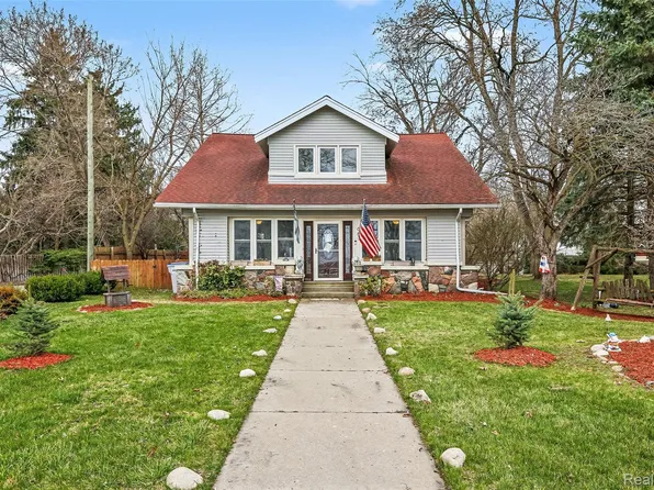 66 E Shore Dr, Whitmore Lake, MI 48189