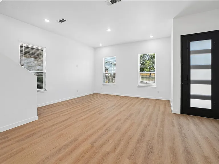 8924 Dunlap Dr — Photo 6