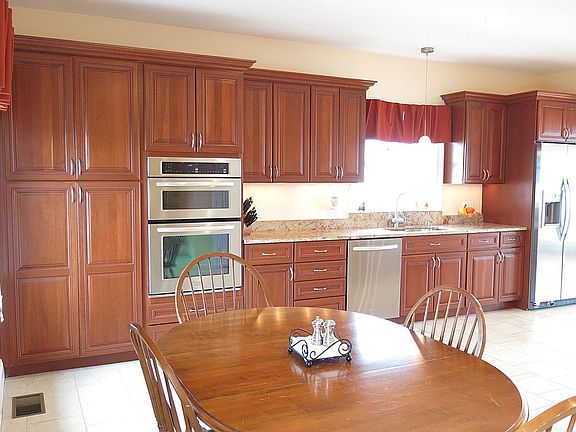 4th image of 8 Harvey Ln