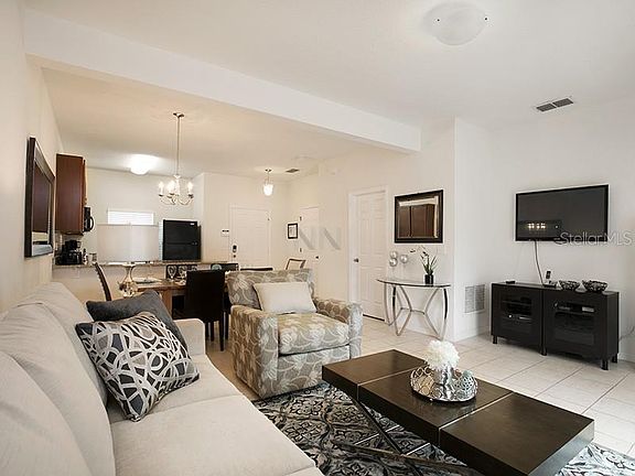 2nd image of 1011 Las Fuentes Dr