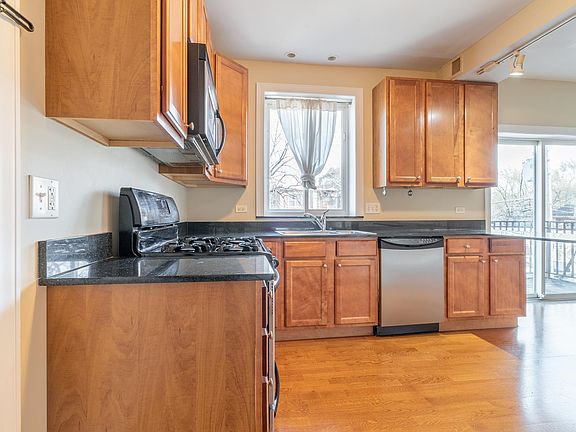 3rd image of 7363 N Damen Ave