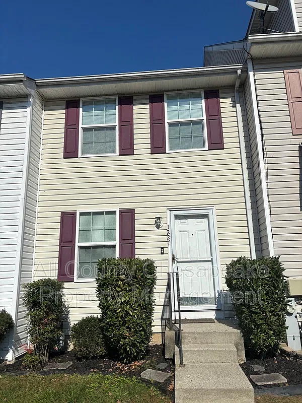 2 bed, 2.5 bath, $1,800 — Photo 1