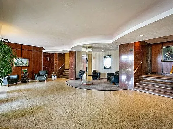 61-20 Grand Central Pkw B 706 image 2 of 14