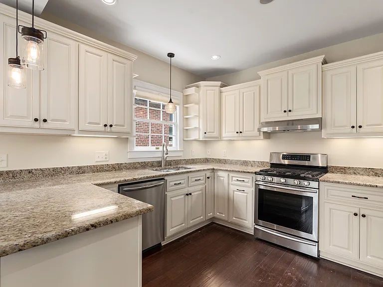 421 Heathcliff St — Photo 8