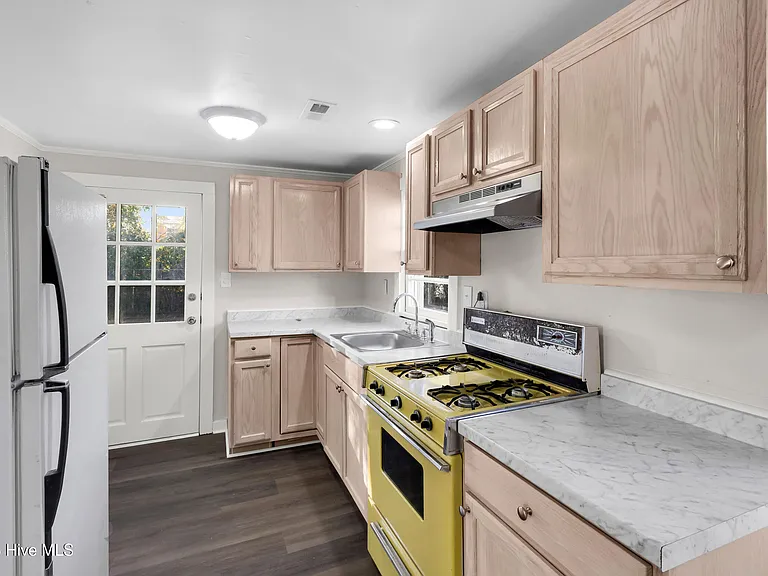 211 Lawson St — Photo 14