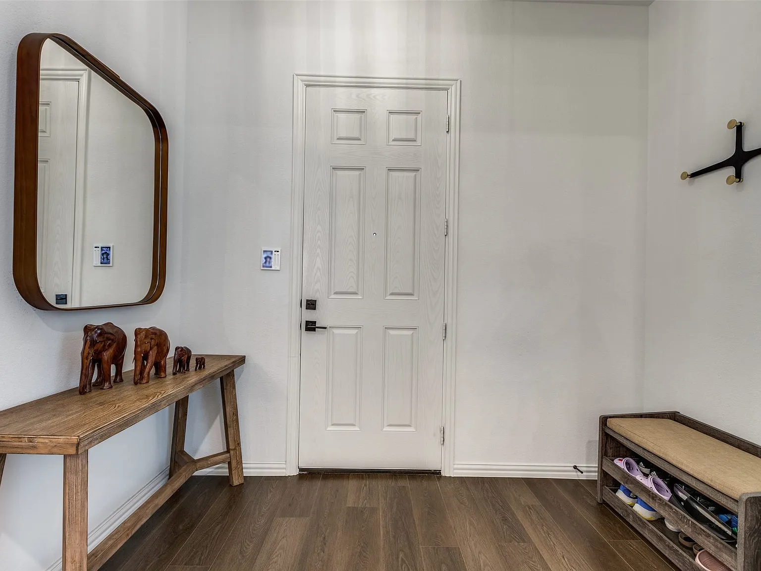 4 bed, 3.5 bath, 3299 sqft, $3,700 — Photo 2