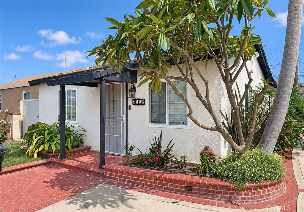 2 bed, 700 sqft, $2,500 — Photo 1