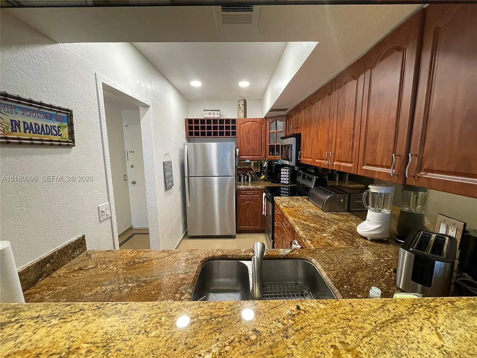 Alexander Towers Condo — Photo 2