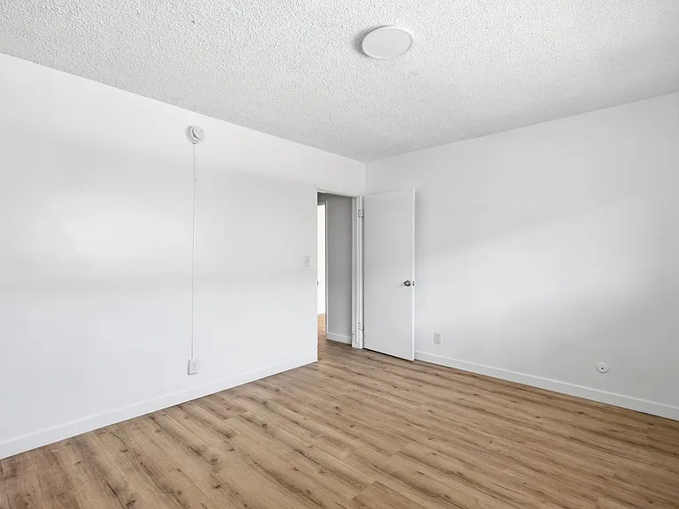 934 Larch St — Photo 14