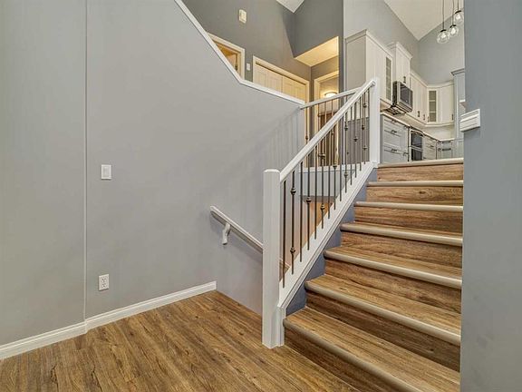 3rd image of 34 E Heritage Grn W