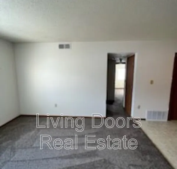 607 S Washington St #8 — Photo 5