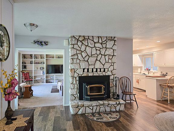 4th image of 806 S Barlow Ln
