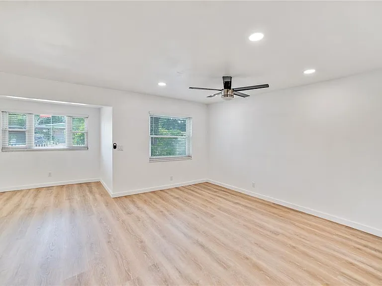 4413 W Rogers Ave — Photo 7