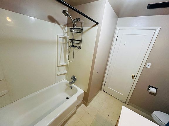 3rd image of 515 1/2 Avenue C #1/2
