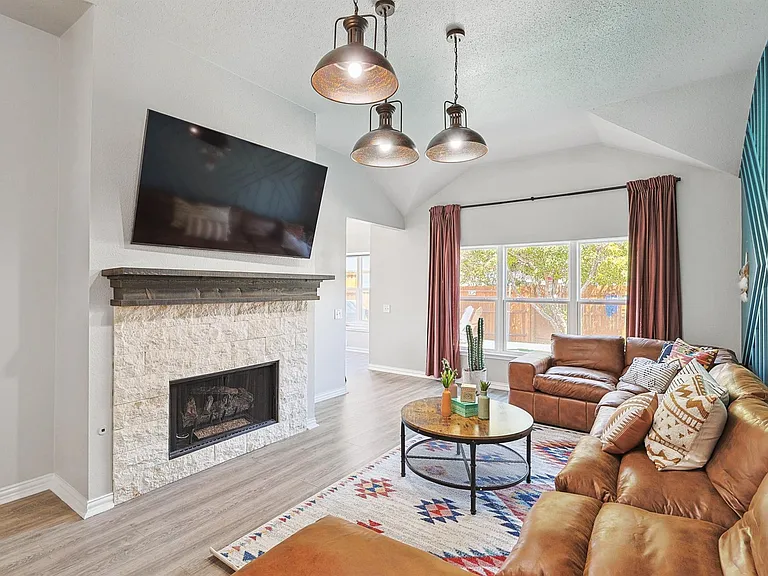 915 Santa Fe Dr — Photo 6