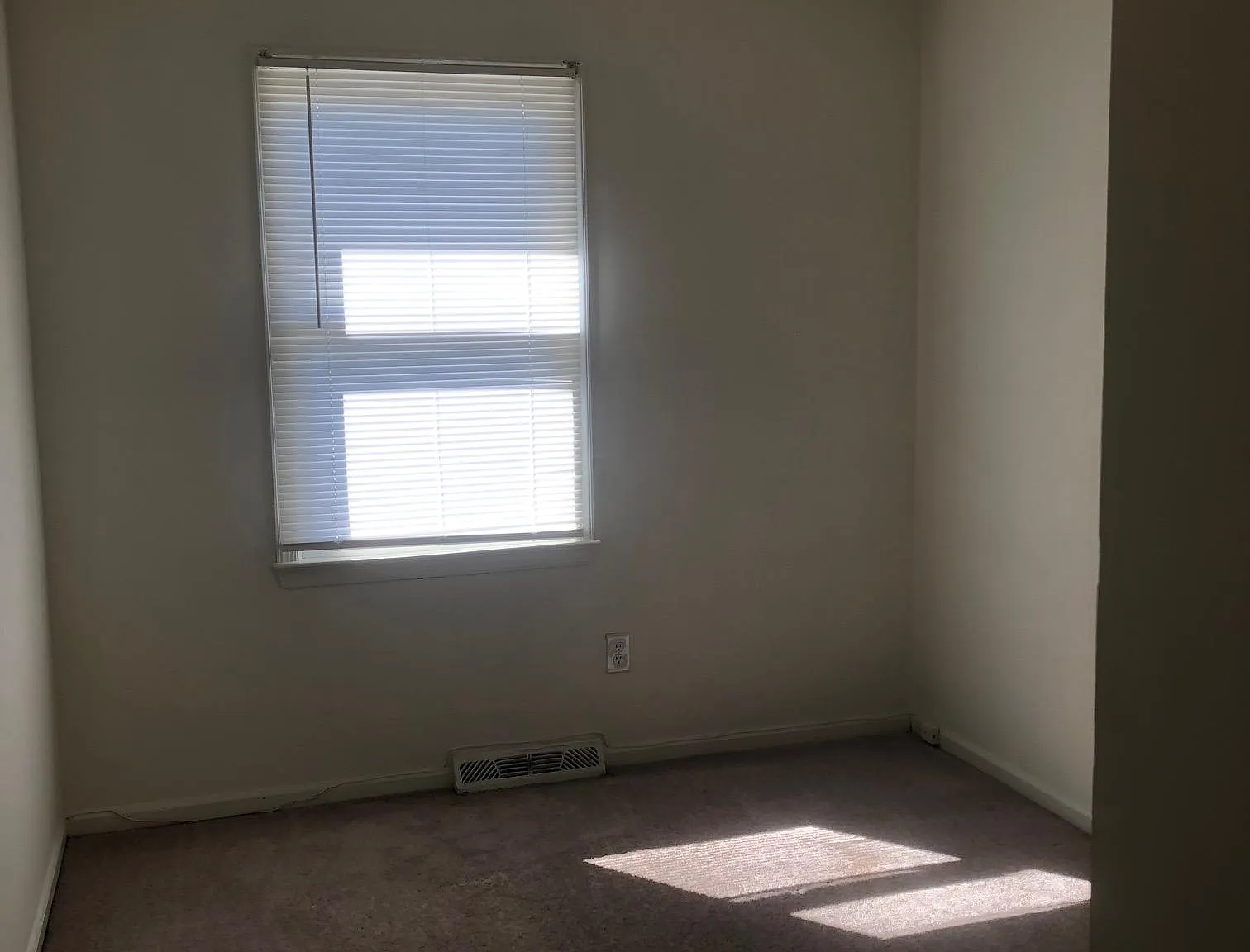 3 bed, 1.5 bath, 1152 sqft, $1,000 — Photo 3