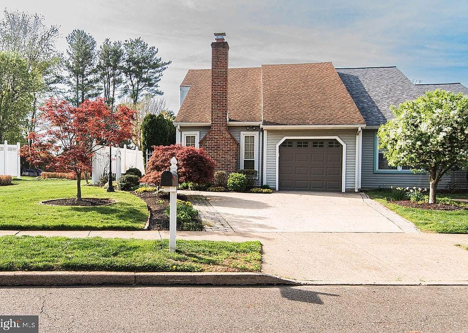 1st image of 239 Oakridge Dr