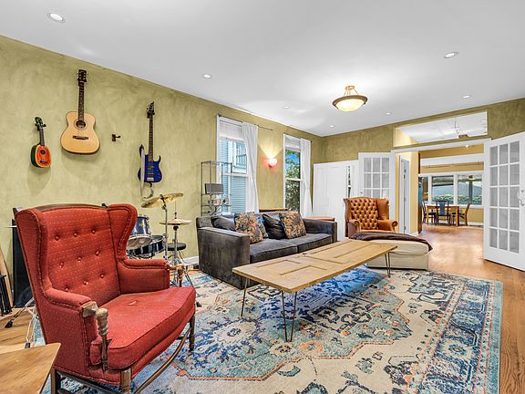 4th image of 2121 W Leland Ave