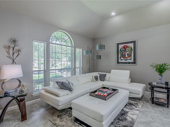 3rd image of 10005 Jupiter Hills Dr