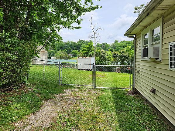 Drive Gate to Back Yard 