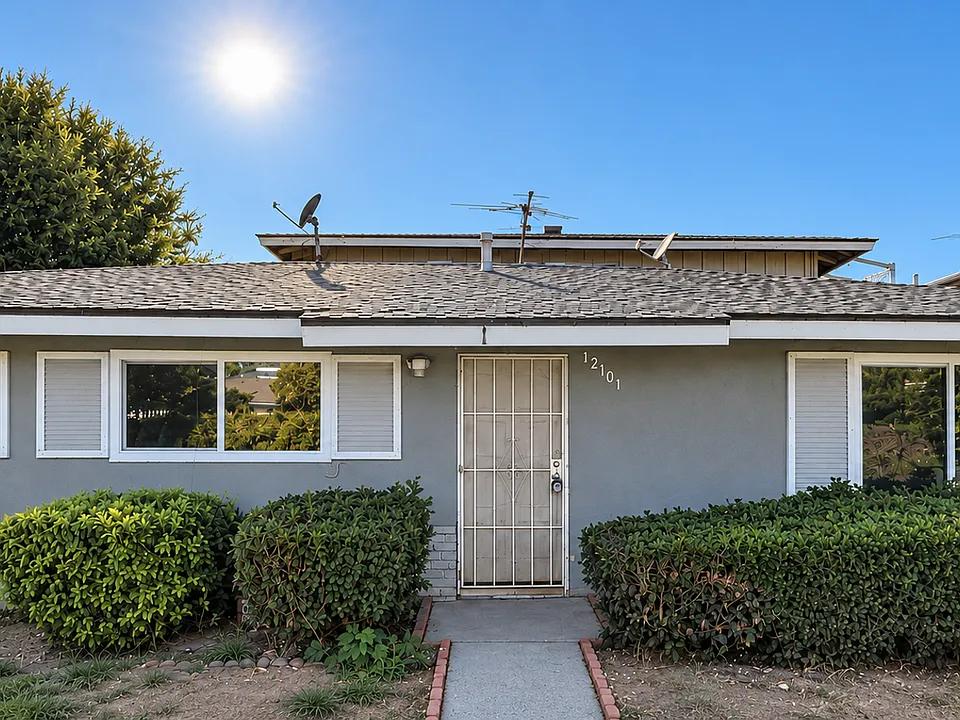 12101 Laguna St