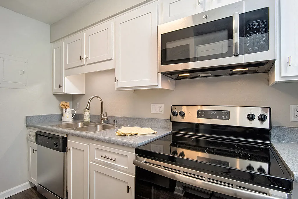 St. Charles Oaks Apartments — Photo 4
