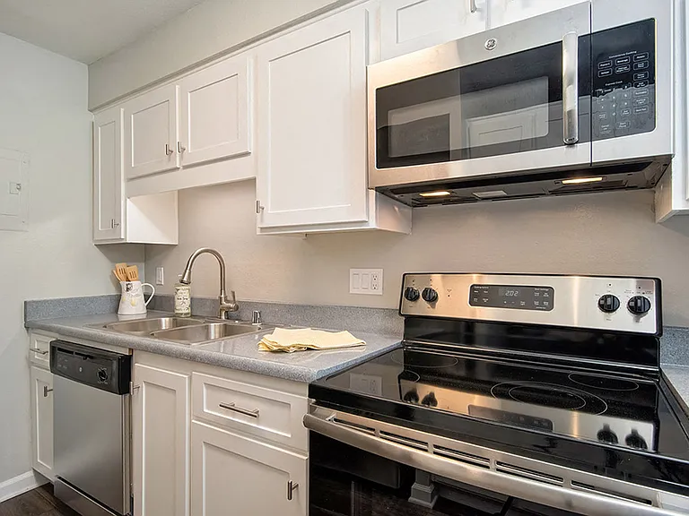 St. Charles Oaks Apartments — Photo 4