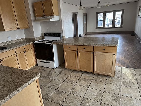 2nd image of 916 5th Ave S