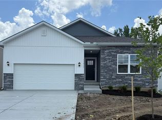 11015 E Ridge Ct, Peculiar, MO 64078