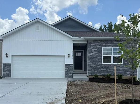 11015 E Ridge Ct, Peculiar, MO 64078