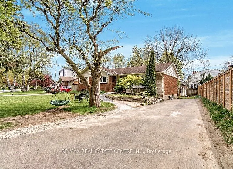 314 Strathcona Dr — Photo 2