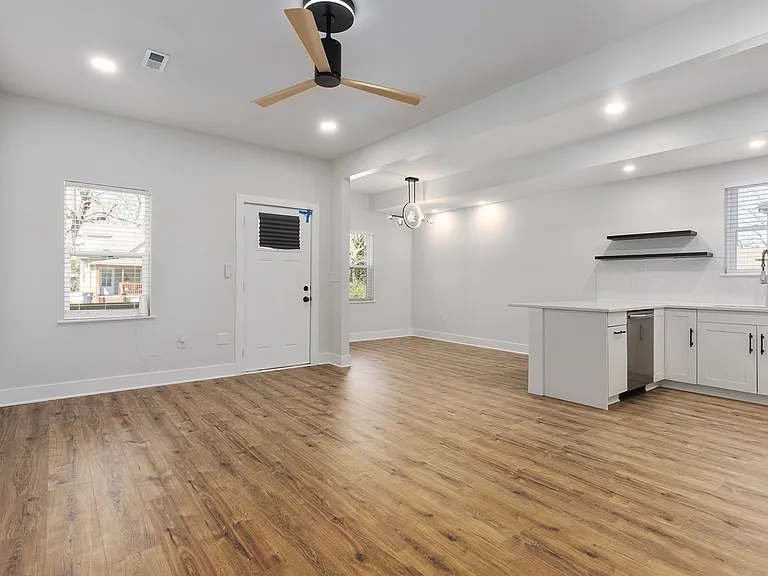 2027 Agnes Ave — Photo 7