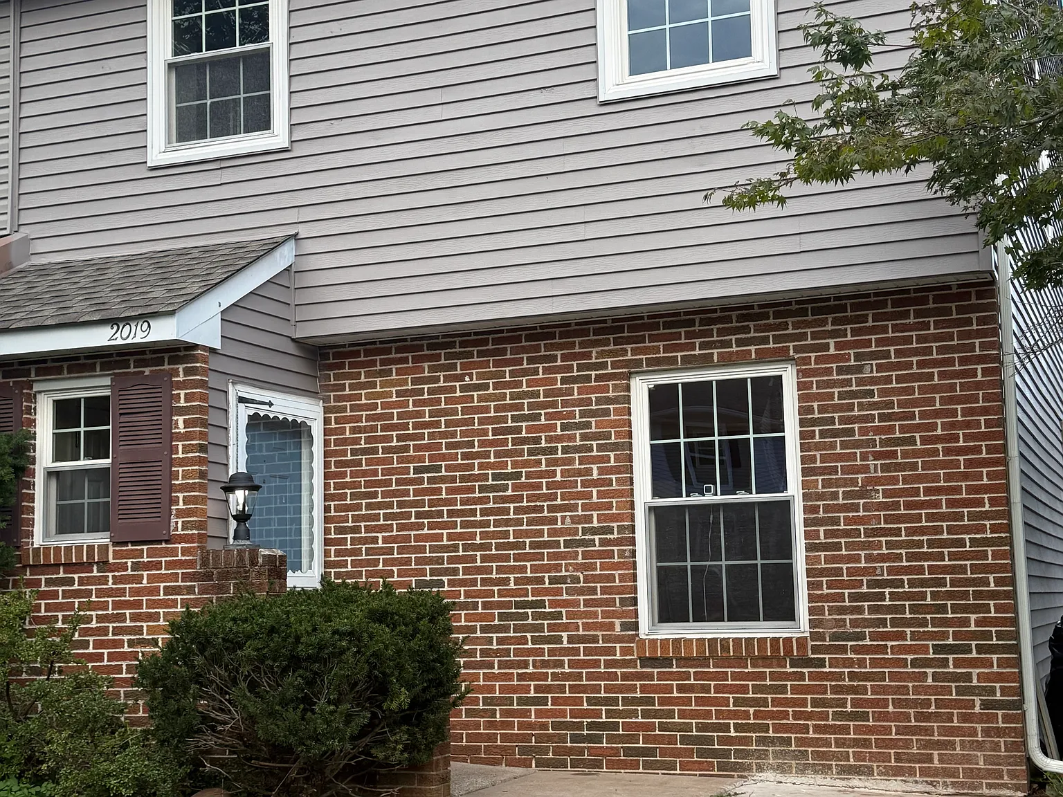 5 bed, 3.5 bath, 2324 sqft, $3,100 — Photo 2