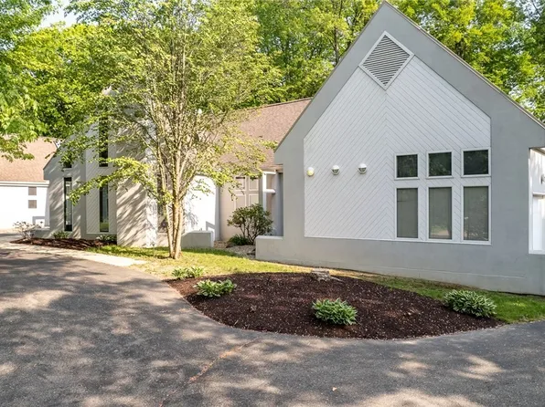 1156 Trails Edge Dr, Hubbard, OH 44425