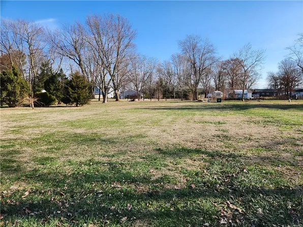 Kennedy Ave, Pana, IL 62557