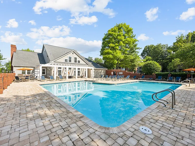 River Oak Apartments — Photo 2