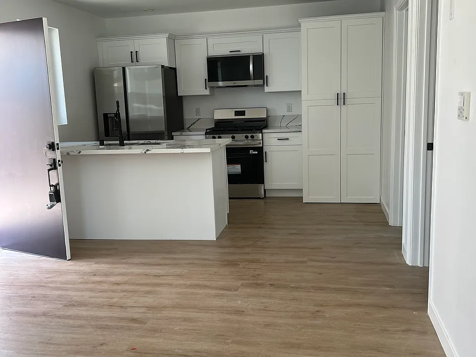 965 N Serrano Ave