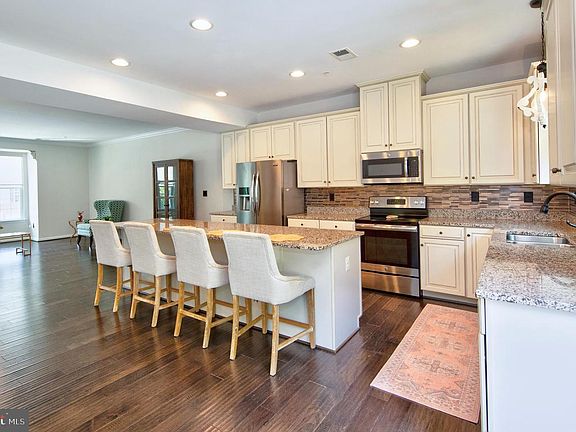 4th image of 1305 Dickinson Ct