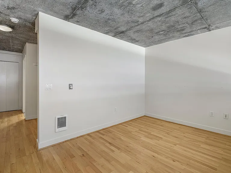 Oak St — Photo 15