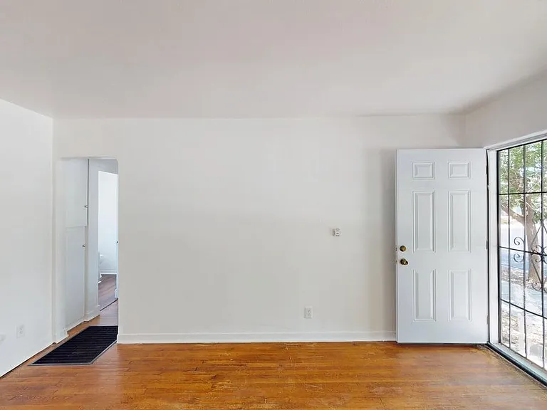 Nicely Updated 1 Bedroom Apts in Beautfiul Downtown Courtyard Complex — Photo 28