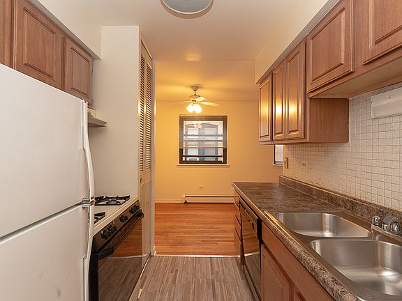4th image of 3160 N Cambridge Ave APT 405