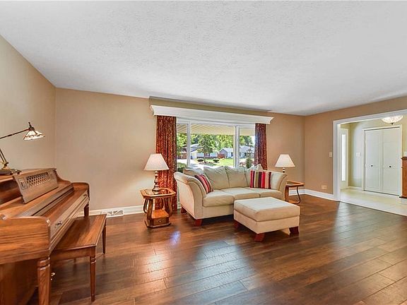 2nd image of 27366 Edgepark Dr